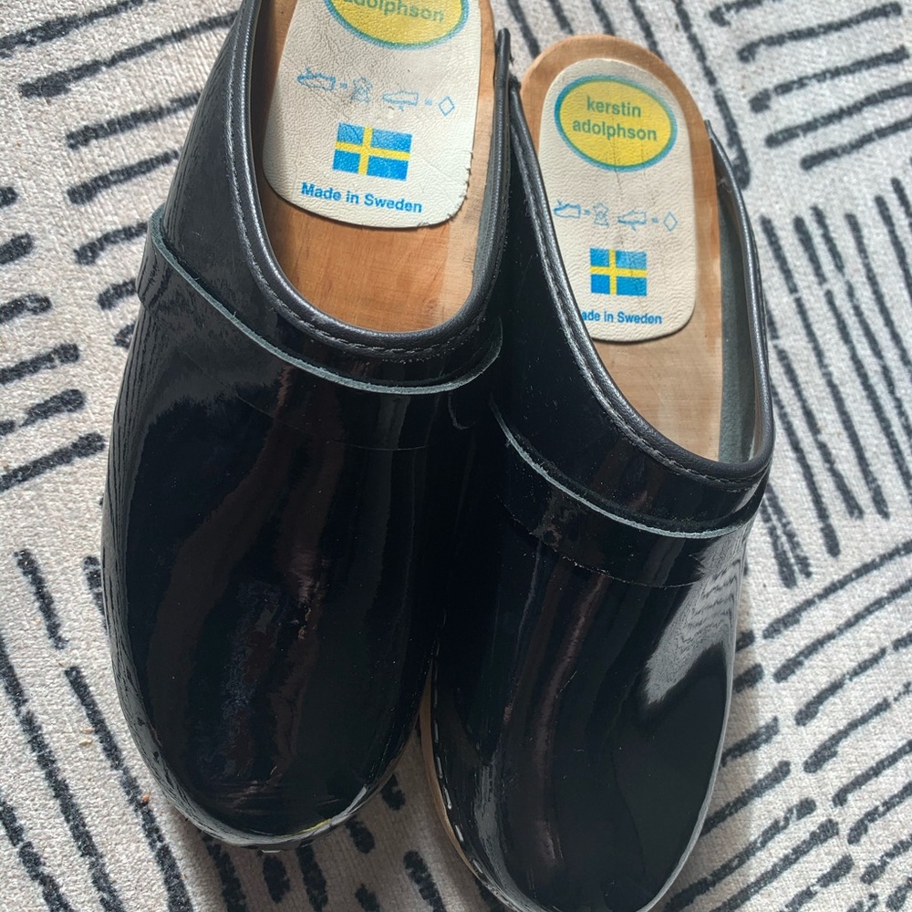 Kerstin Adolphson black patent leather Clogs